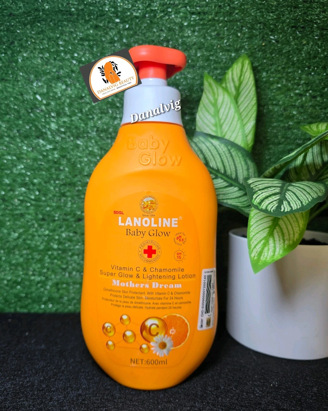 Lanoline Baby Glow Vitamin C & Chamomile Super Glow & Lightening Lotion_ 600ml
Opens in a new window