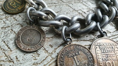 Bracelet Breloques Vintage Années 1940 En Aluminium Avec Pièces De Monnaie – Occasion, Style Artisanat Rétro