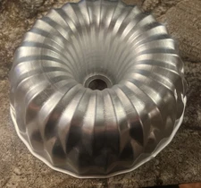 Wilton Round JELLO MOLD Pan 10”Aluminum Bundt Baking Mold Unique Large
