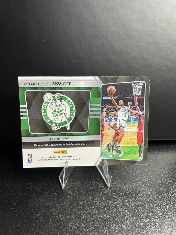 Panini Spectra 2023-24 - Sky High Signatures Dee Brown/3 Gold International Foto 2 de 2