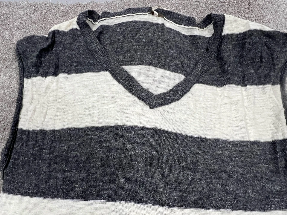 Camisa Free People feminina pequena cinza branca listrada gola V túnica leve - Imagem 2 de 4