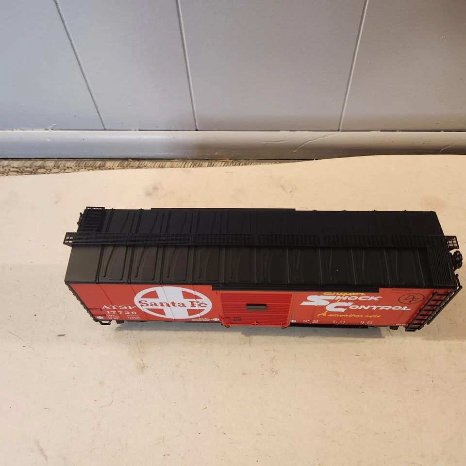 Atlas O 2001297-2 Trainman 40' Sliding Door Boxcar "Santa Fe" w/ 8' Door 2-Rail - Image 4 of 4