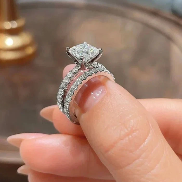 Conjunto de anillo de compromiso nupcial moissanita corte princesa de 2,50 quilates enchapado en oro blanco de 14 quilates Foto 3 de 4