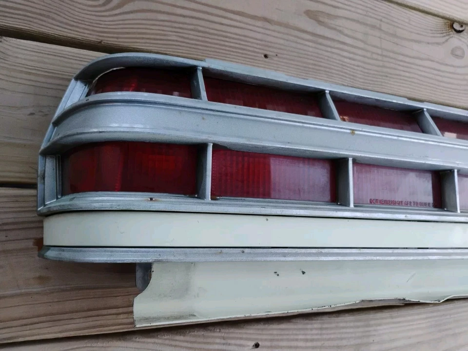 Pontiac Bonneville 1979 luz trasera izquierda lado del conductor con parrilla original OEM  Foto 2 de 4