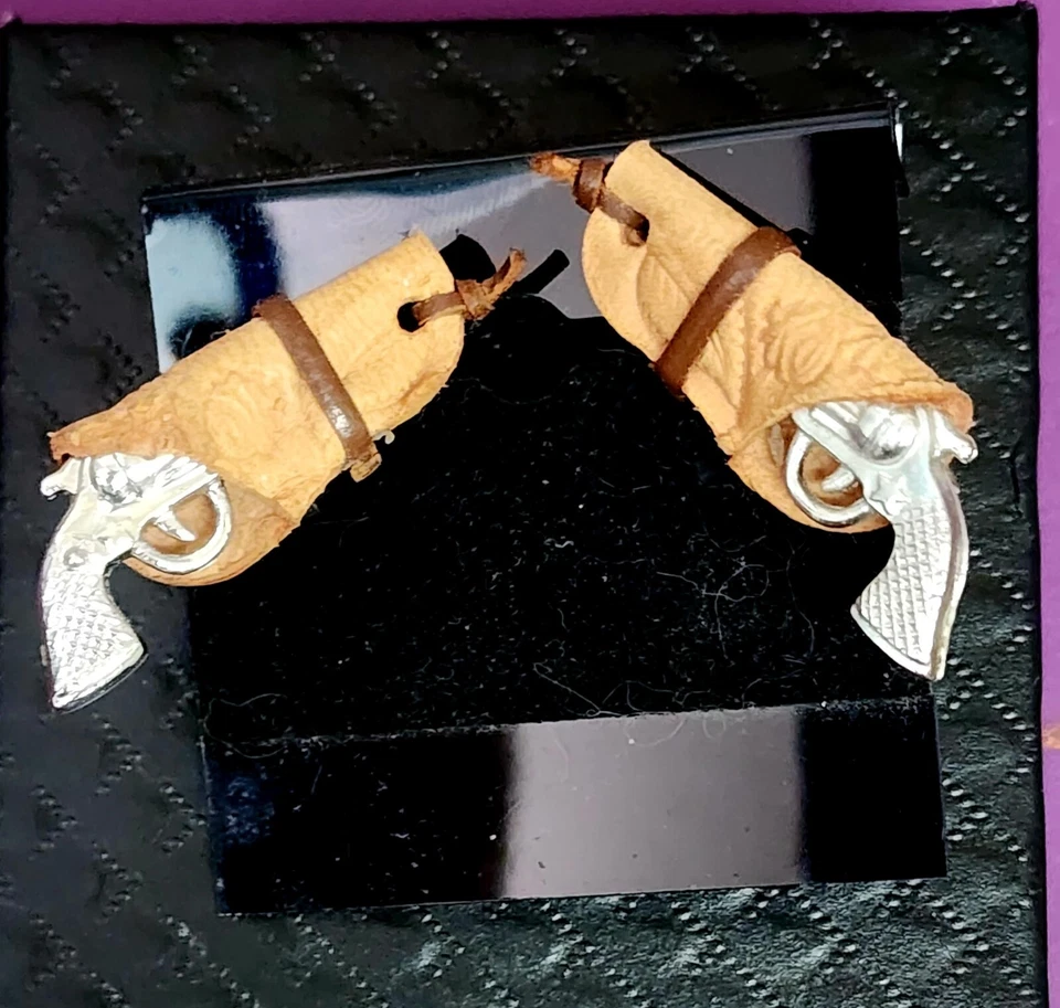 Pistolas de seis tiradores plateadas de colección en fundas gemelos Foto 2 de 4