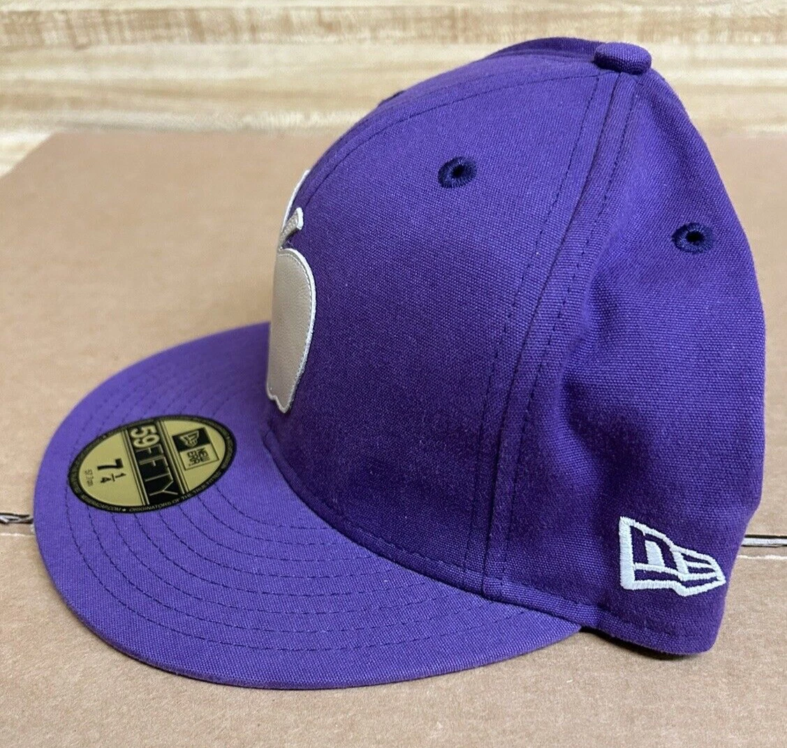 NUOVISSIMO Cappellino Supreme Apple New Era 59Fifty Fitted Viola CAMPIONE Taglia 7 1 4