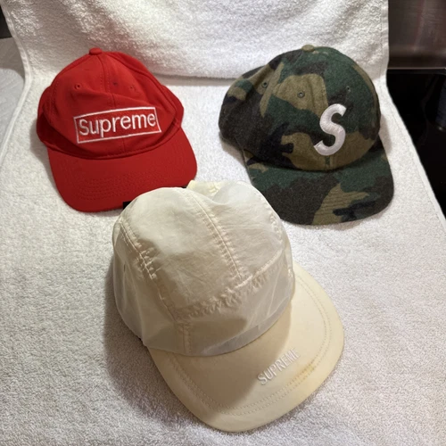 3 Chapeau Supreme Camouflage Laine S Logo Rouge et Blanc cassé