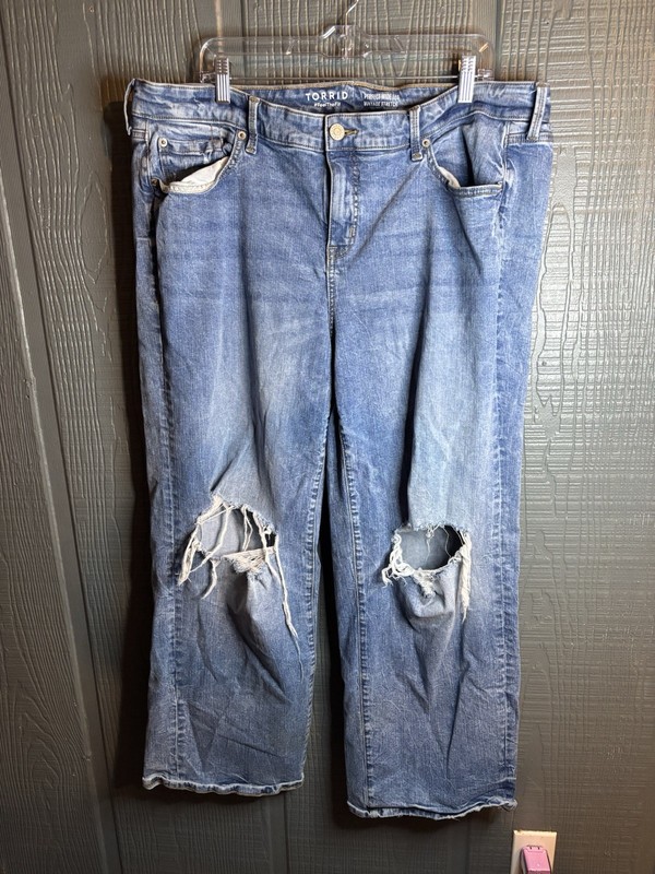 Torrid 18 Regular Distressed Wide Leg Mom Jeans Guc