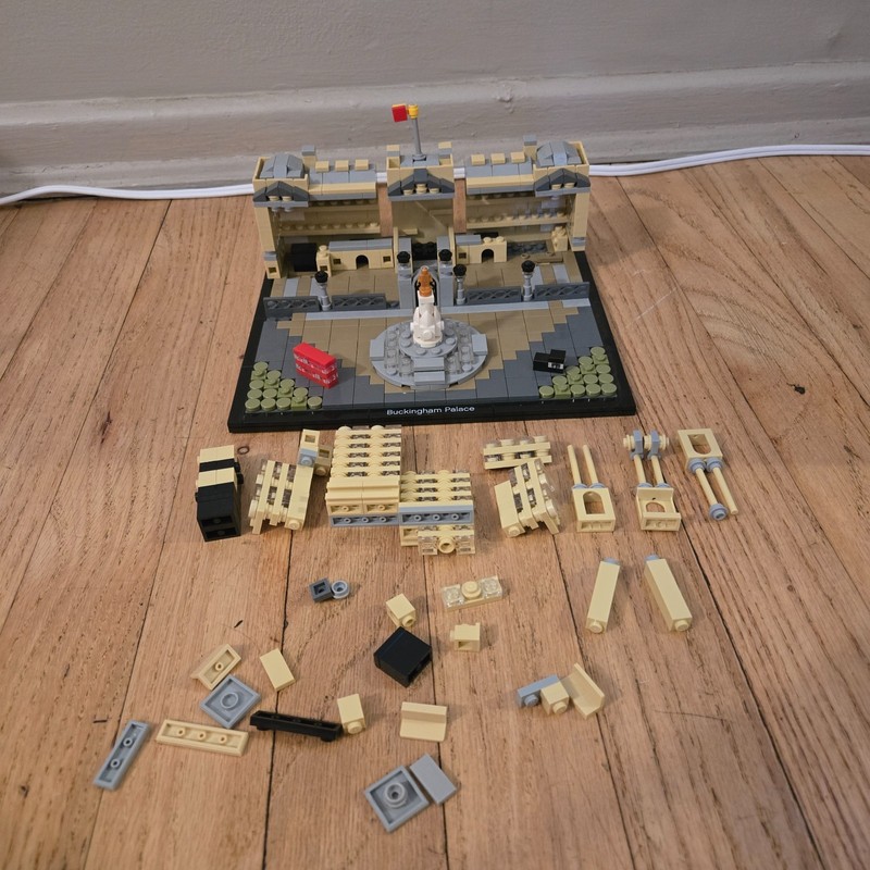 LEGO ARCHITECTURE: Buckingham Palace - Set # 21029 - Used