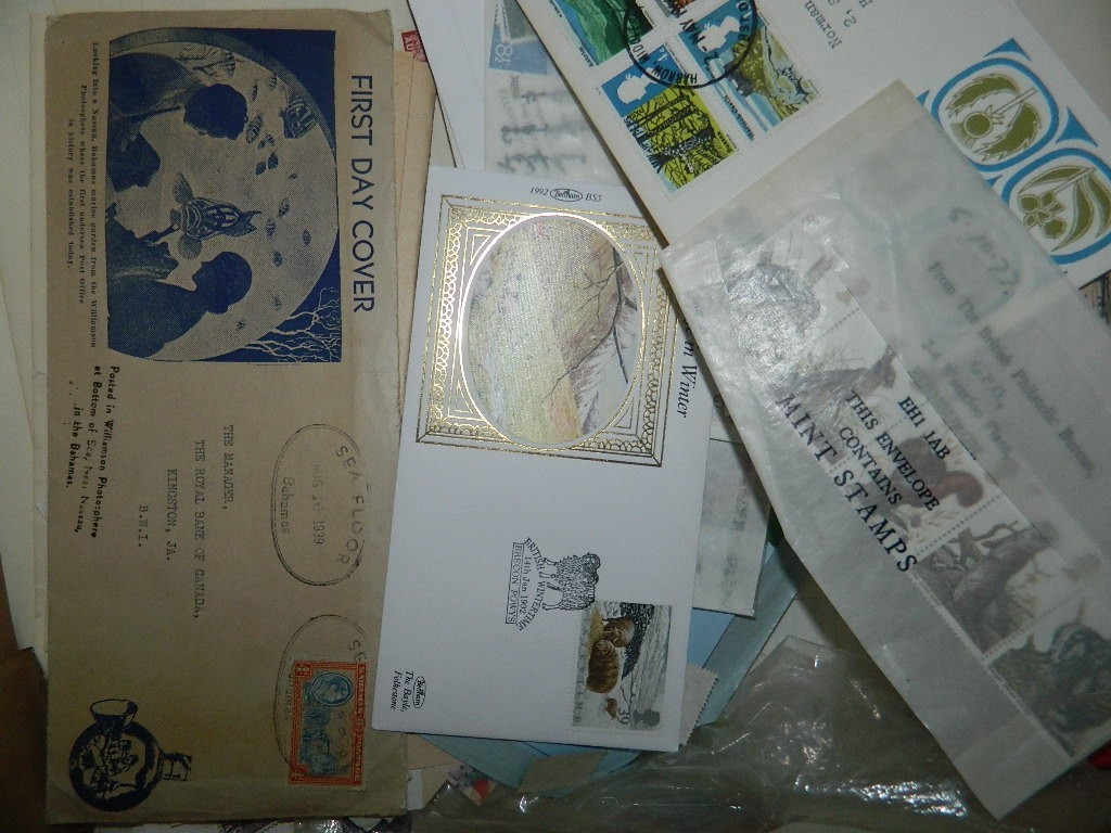 WORLD 7.7KG STAMPS ASSORTMENT IN LARGE BOX FESTIVE SORTER!