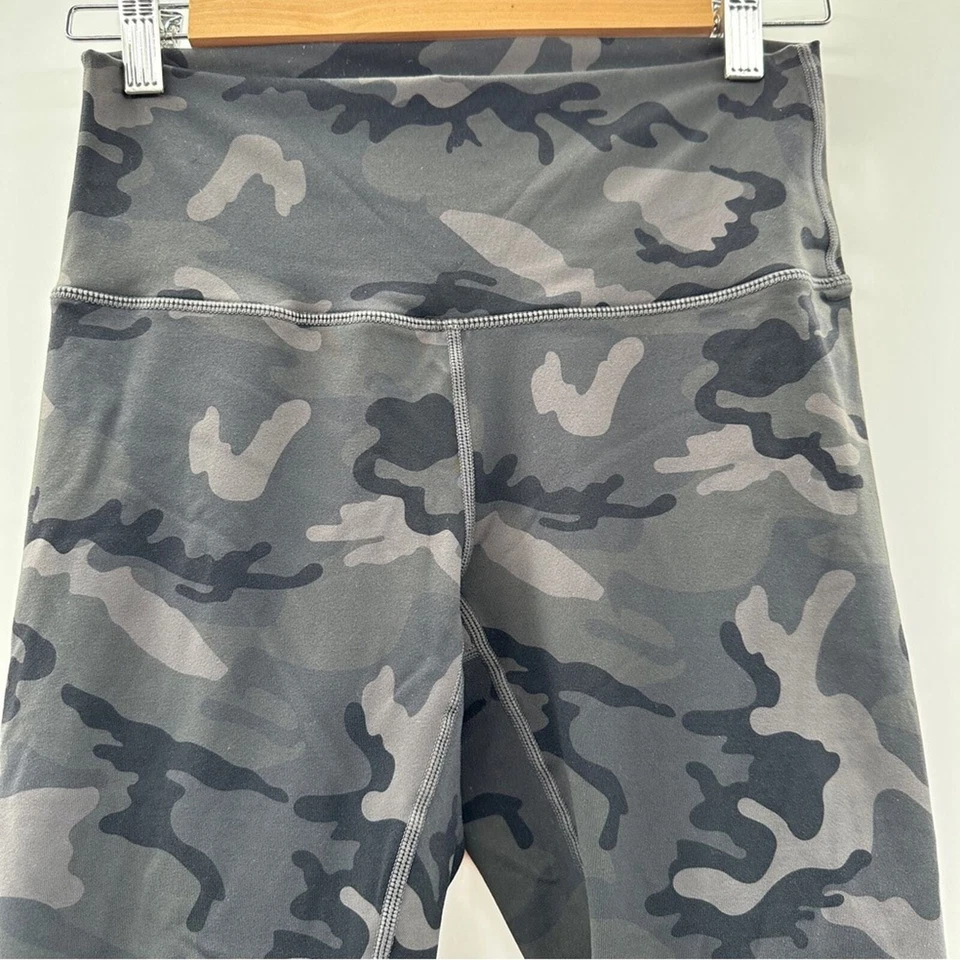 Leggings capri Zyia Active para mujer de lujo tiro alto bosque camuflaje gris talla 4 Foto 2 de 4