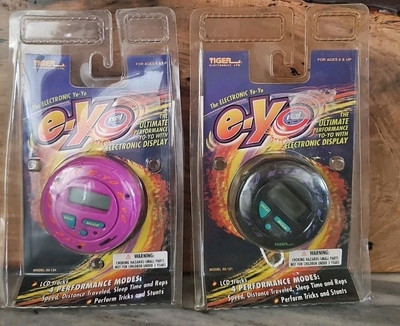 2 Tiger Toys e-Yo Electronic Yo-Yo - New in Pack  - 1998 Black  Purple Set