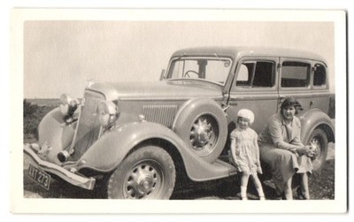 Fotografie Auto, Mutter & Tochter auf Trittbrett der Limousine sitzend 