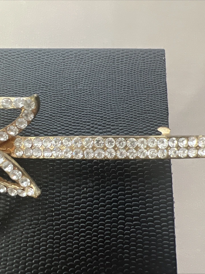 Pinza de pelo floral vintage dorada y rosa con detalles de diamantes de imitación brillantes Foto 4 de 4