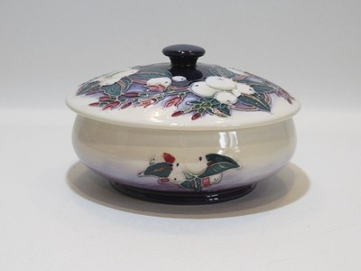 MOORCROFT MODERNE ''SCHNEEBEERE'' MUSTER PUDERSCHALE & DECKEL C.2002