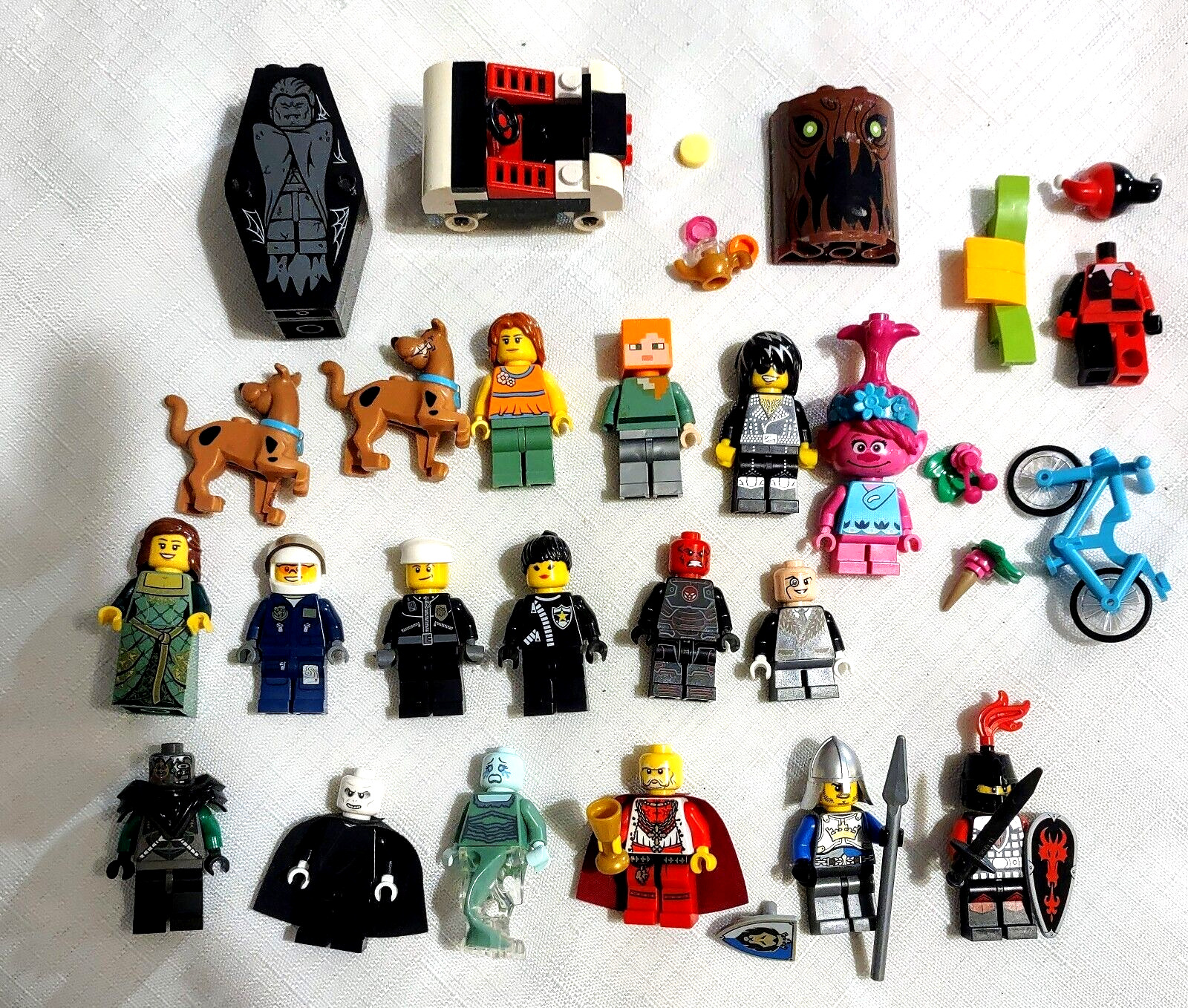 Lego 19 Figure Lot  With Misc. Accessories, Kings Joust,Harry Potter, Scooby Doo