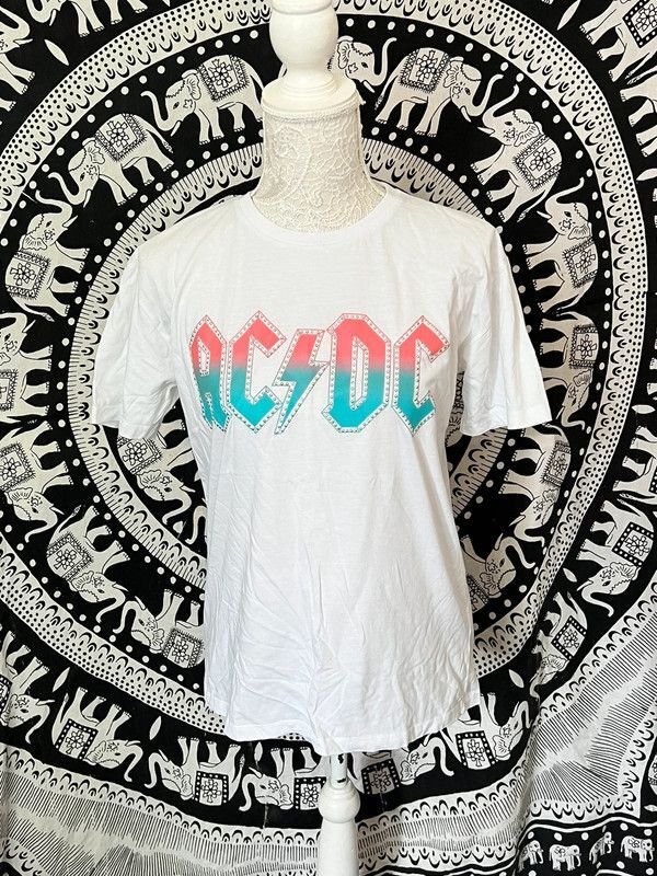 AC/DC Band Tee White フレイムロゴ　バンドTシャツ　白 AC/DC Band Tee White フレイムロゴ バンドTシャツ 白 - メルカリ