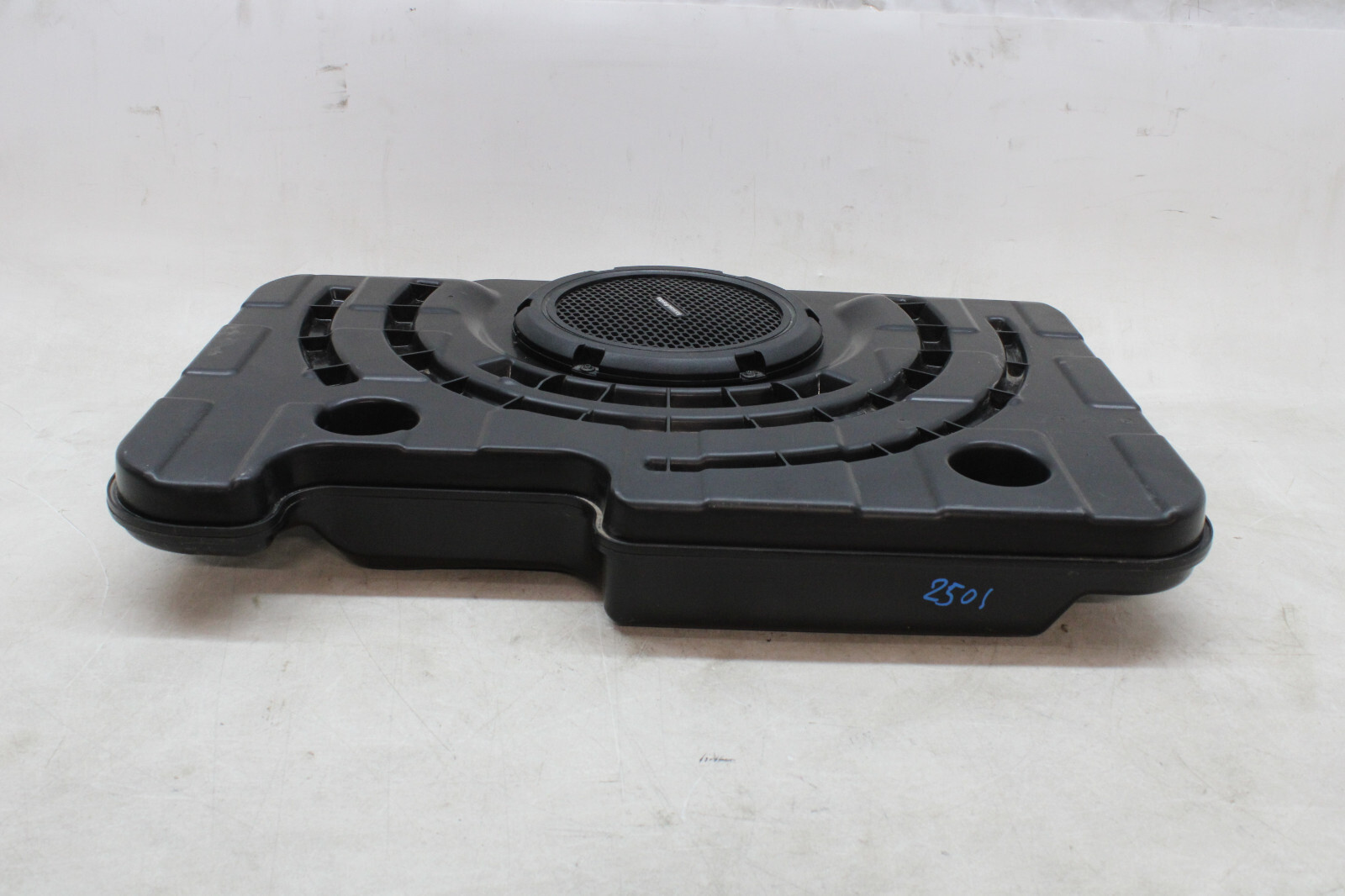 2022 MASERATI LEVANTE MODENA HARMAN KARDON REAR SUBWOOFER BOX 670100017 OEM