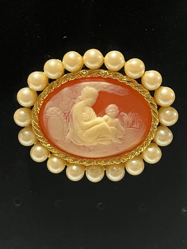 Vintage Rare Stunning Avon Gold Tone Faux Pearl Cameo Brooch