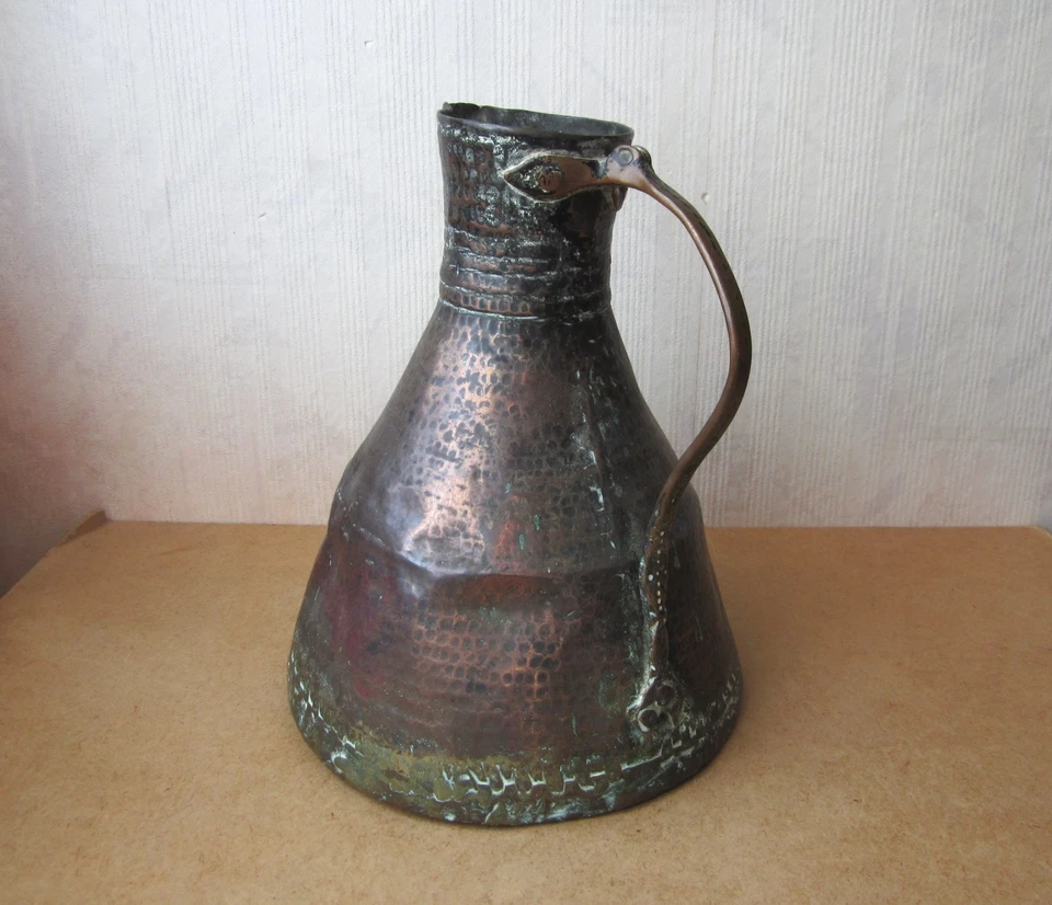 Ancien broc pichet ou pot à eau en cuivre martelé XVIIIe siècle - Photo 4/4