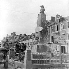 WW2 WWII Photo World War Two / US Army Soldiers in Action Normandy July 1944