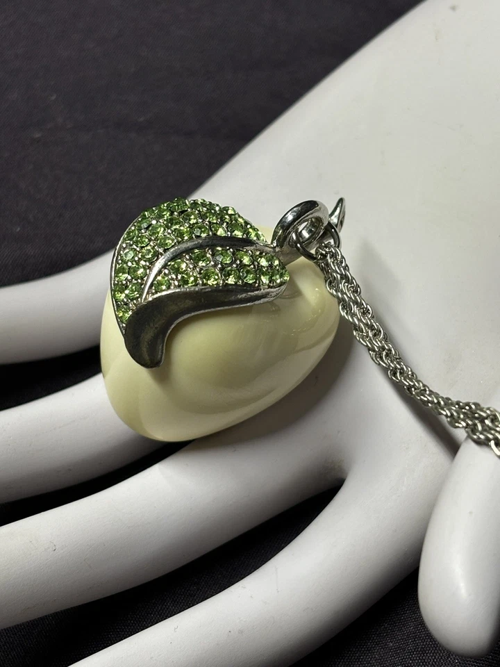Kenneth Jay Lane Blanco Manzana Plateado Pla. Collar de circonita verde ya no a la venta! Foto 2 de 4