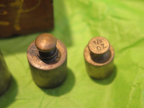 Vintage apothecary oz brass weights for scale balance industrial store wood box - Picture 9 of 14