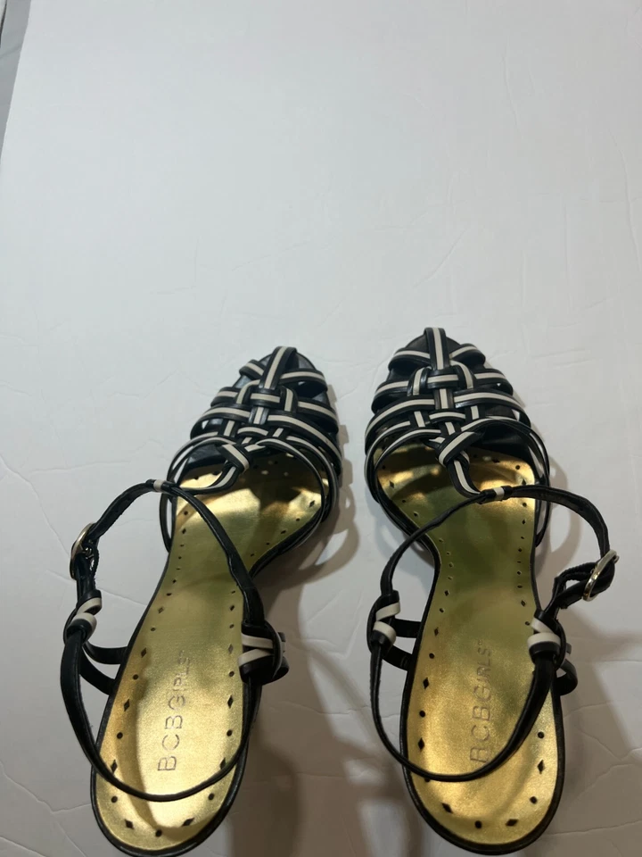 BCBGirls Mujer Negro Dorado Correa en T Cuero Enrejado Sólido Punta Redonda Tacones con Tiras Foto 3 de 4