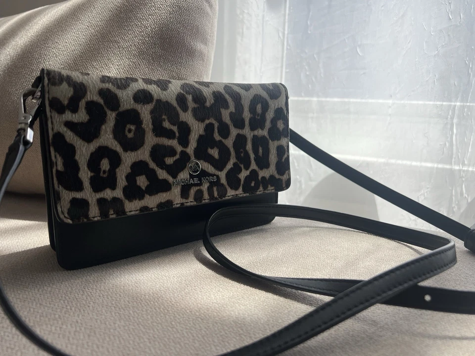 Bolso Bandolera Michael Kors - Cuero Sintético Negro, Correa Estampado Leopardo, Logo MK, Mujer Foto 2 de 4