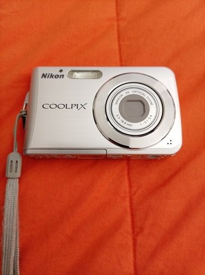 Nikon Coolpix S210 silber + Case Logic Tasche - Kompakt Digitalkamera