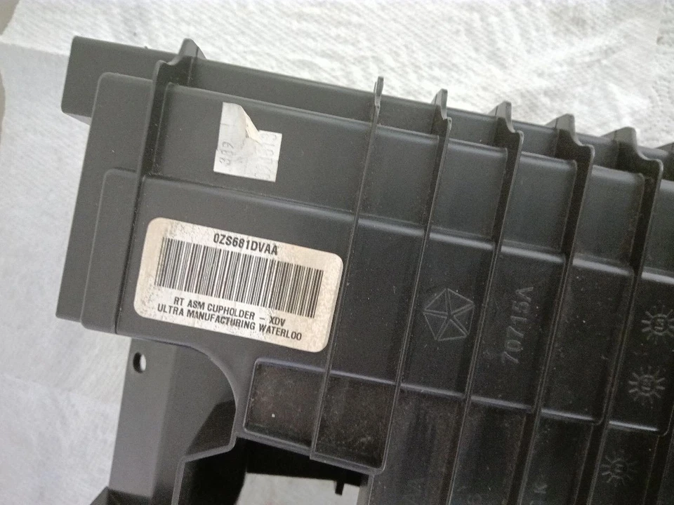 Porta-copo Dodge Caravan Chrysler Town & Country Dash 2001-2007 preto 02 03 04 - Imagem 3 de 4