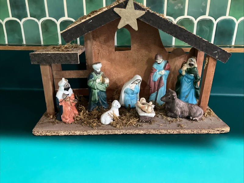 Nativity Set 8 piece Figures + Wooden manger stable with Christmas Star
