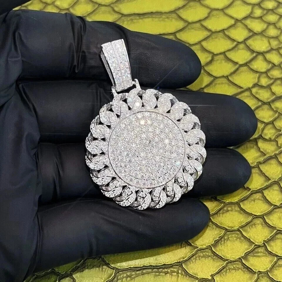Colgante medallón de diamantes simulados de corte redondo de 2 quilates para mujer enchapado en oro blanco de 14 k Foto 2 de 4