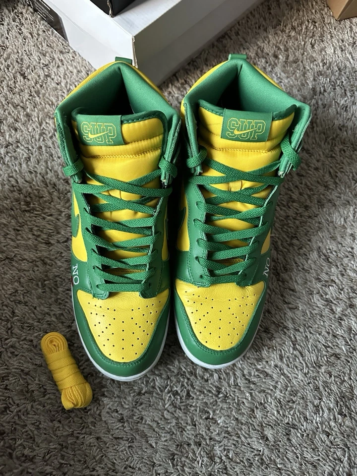 Talla 10.5 - Supreme x Nike Dunk SB High By Any Means - Brasil Foto 3 de 4