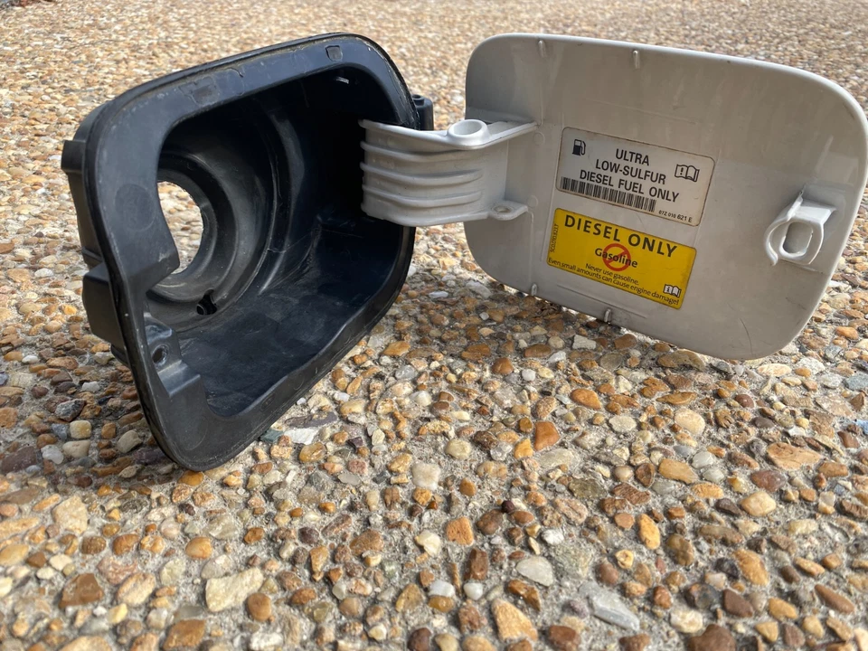 VW JETTA 2011-2018 llenador de combustible puerta del tanque de gasolina en blanco caramelo OEM diésel Foto 3 de 4