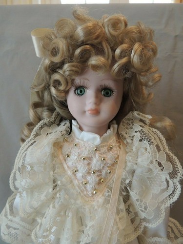 Collectible porcelain doll with beautiful dress in a base - Picture 7 of 12