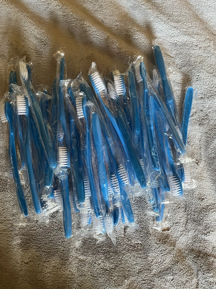 Pacote com 50 escovas de dentes descartáveis opções de cor azul, amarelo ou verde - Imagem 2 de 3