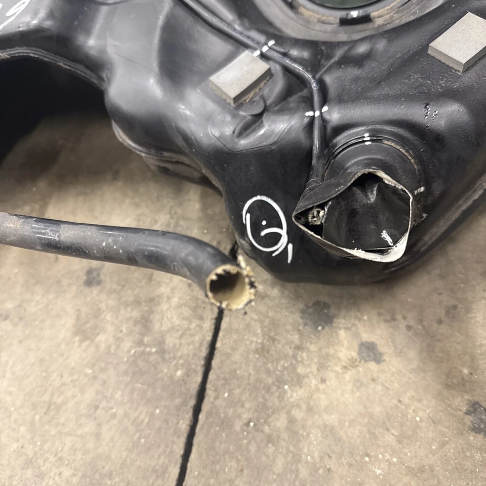 Conjunto depósito combustible gasolina Mercedes W204 C250 C350 E400 2044700602 OEM 69k Foto 2 de 4