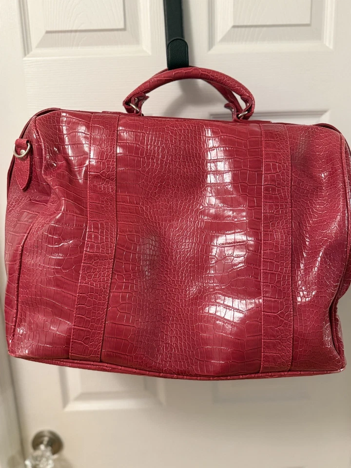 Bolso de Viaje Grande para Baño y Cuerpo Correa de Cuero Sintético de Cocodrilo Rojo en Relieve Usado en Excelente Condición Foto 3 de 4