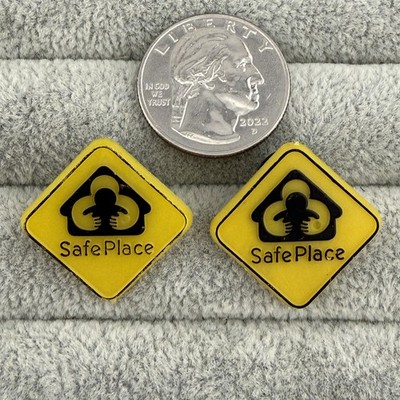 Lot of 2 Project Safe Place Volunteer Plastic Pins Pinbacks #64189