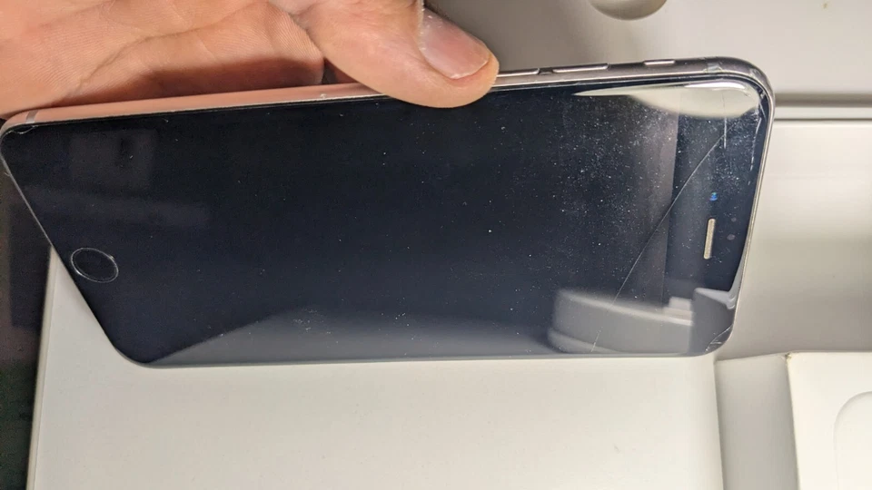 Apple iPhone 6 Plus - 16GB - Grigio Siderale - Immagine 2 di 4