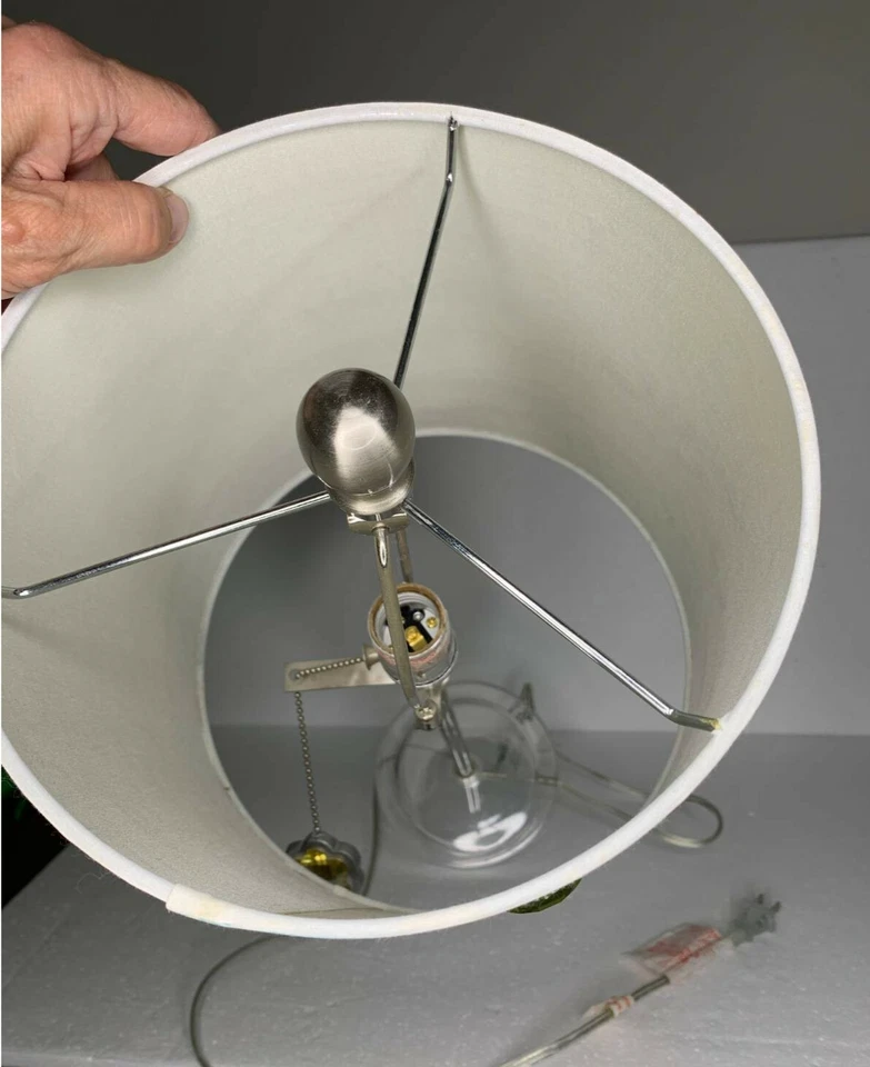 Lámpara de mesa de dormitorio - Joven Paz Amor Risa Pantalla Gemas Níquel cepillado Tirador Cadena Foto 3 de 4