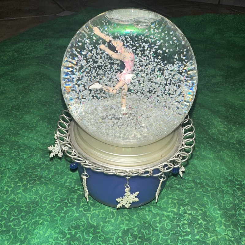 Collectible Limited Edition Musical Snow Globe Kristi Yamaguchi Olympic (C)