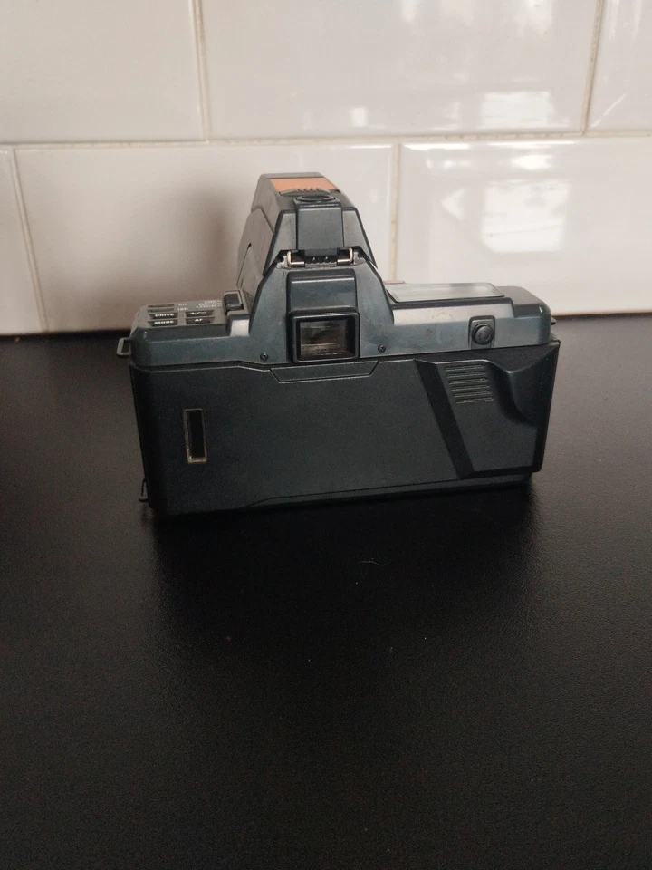 Macchina fotografica vintage Yashica 230-AF corpo e lampada - completamente non testata - Immagine 2 di 4