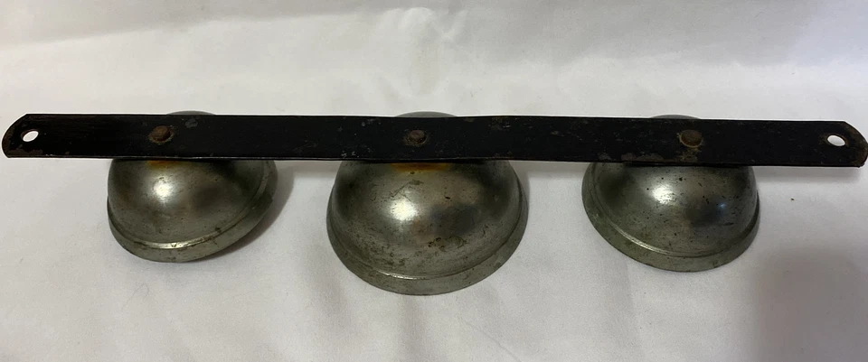 Antiguo carro CAMPANAS DE TRINEO latón triple clapper correa de metal tienda general Foto 3 de 4