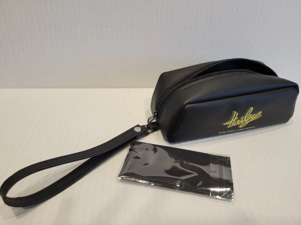 Gafas de sol Vogue × Estuche para gafas de sol Hailey Beiber SOLO con paño para lentes Foto 2 de 3