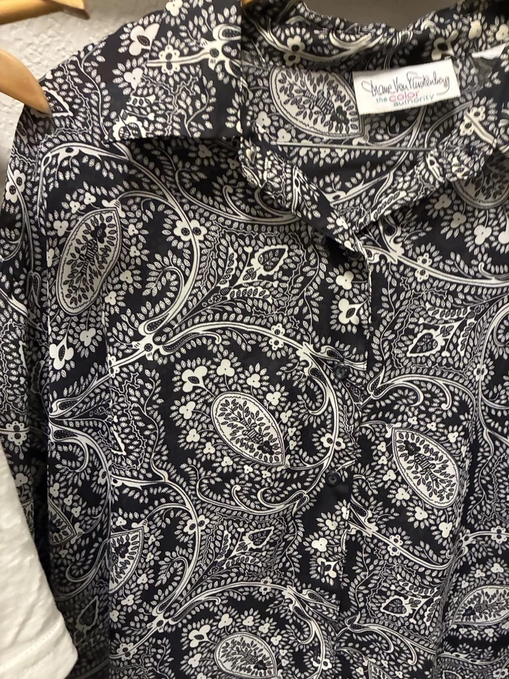 Blusa con botones Diane Von Furstenberg cachemira blanca y negra - talla 2X / 3X Foto 4 de 4