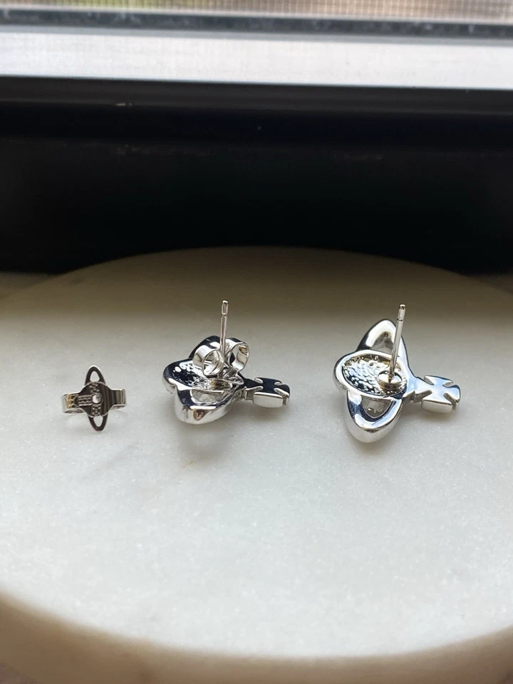 Pendientes Vivienne Westwood Mini Bajo Relieve Plata Cristal Orbe Foto 2 de 4