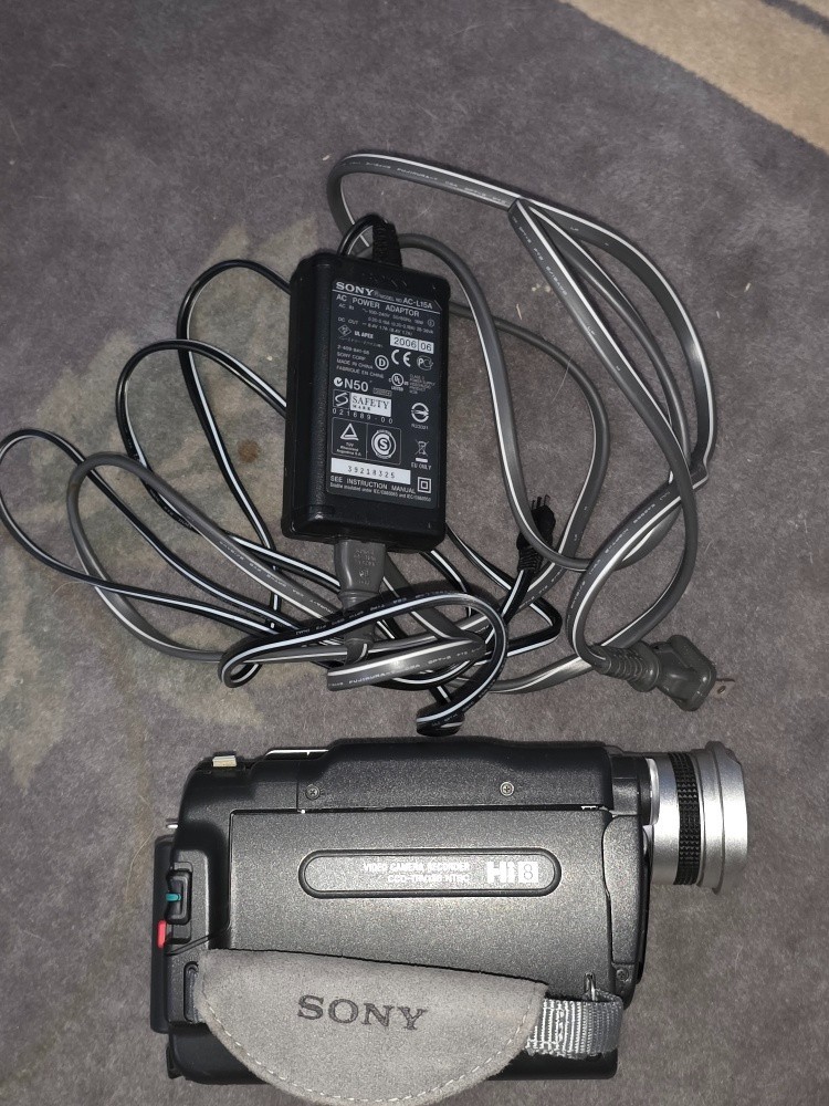 Sony CCD-TRV138 Hi-8 Analog Camcorder
