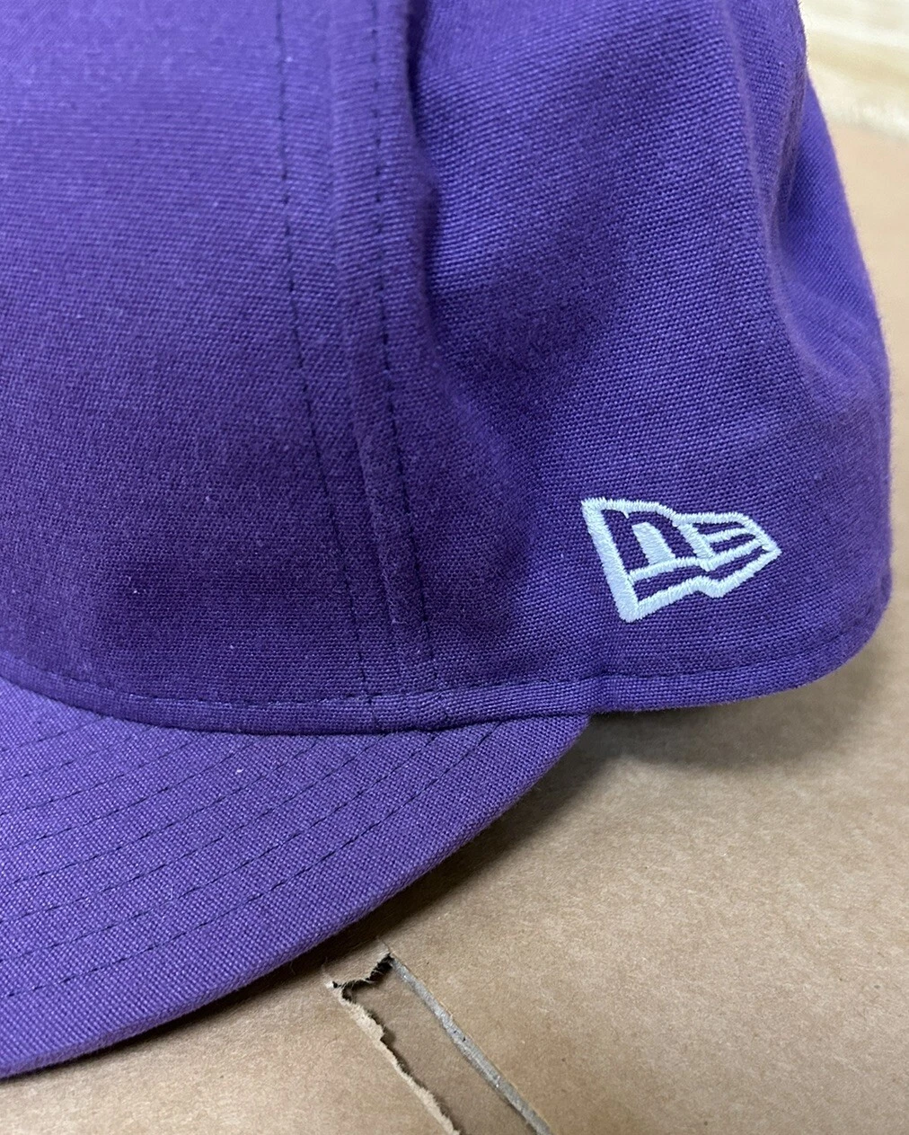 NUOVISSIMO Cappellino Supreme Apple New Era 59Fifty Fitted Viola CAMPIONE Taglia 7 1 4